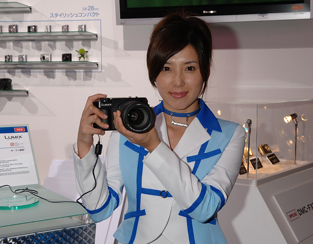 【CEATEC 2006 Vol.23】松下、デジカメ「DMC-FX07」の漆塗りモデルを参考出品