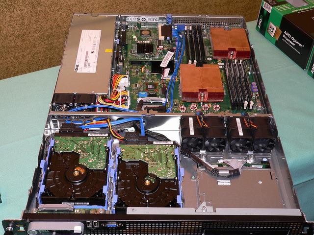 デル、同社初のAMD製デュアルコアCPU「Opteron」を搭載したサーバ2機種