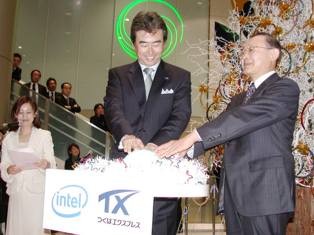 インテルのCPUを2,000個も使ったクリスマスツリーがTX秋葉原駅に登場！