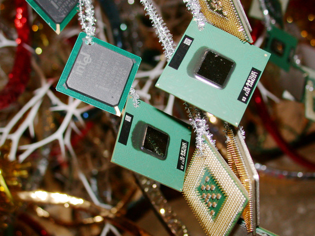 インテルのCPUを2,000個も使ったクリスマスツリーがTX秋葉原駅に登場!