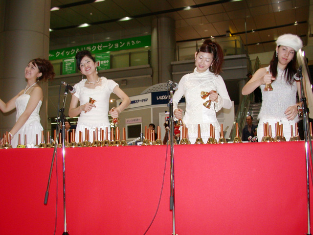 インテルのCPUを2,000個も使ったクリスマスツリーがTX秋葉原駅に登場！