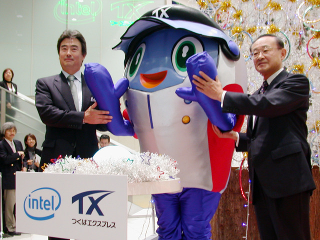 インテルのCPUを2,000個も使ったクリスマスツリーがTX秋葉原駅に登場！