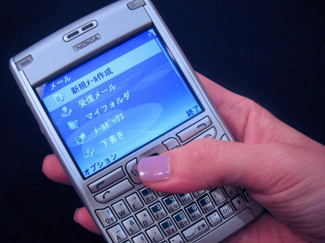 フルキーボードを搭載したストレート型スマートフォン「Nokia E61」が国内展開