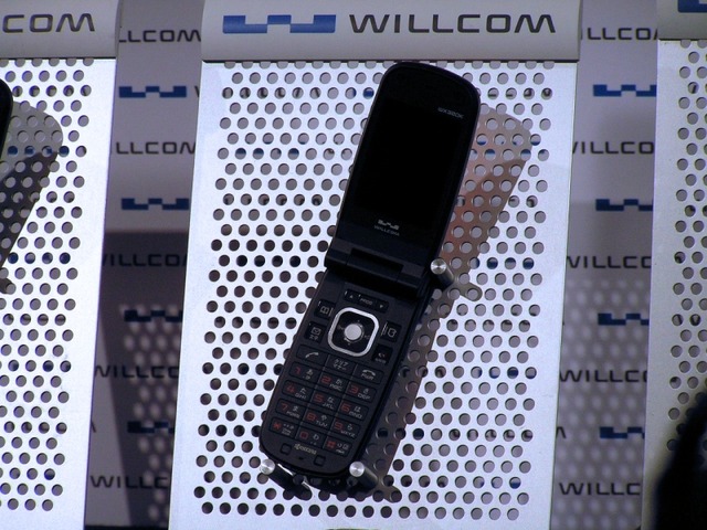 最大800kbpsやベネトンなど、累計500万契約をねらうウィルコムの新モデル