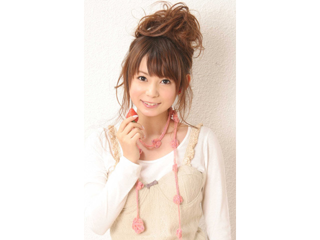 しょこたんが80年代アイドルに!? オフショットも見逃すな!