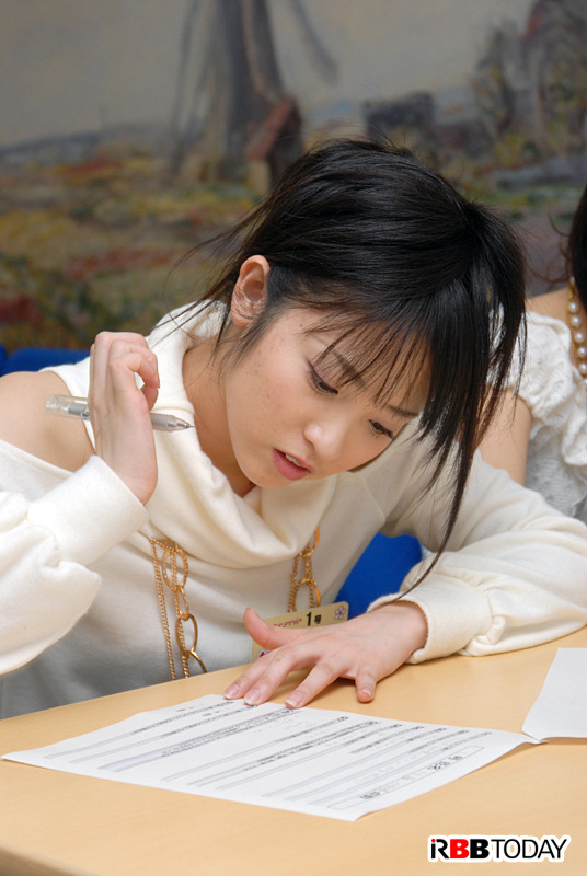 【新連載・アイドリング!!! 突撃レポ!(第2回)】“さやねぇ”こと1号・加藤沙耶香は、衣装もちょっぴりセクシーに!?