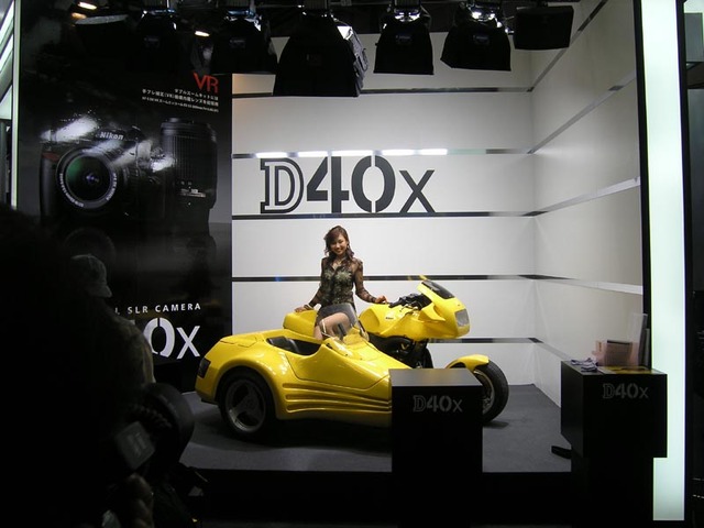 【PIE 2007 Vol.4】ニコンブースはデジタル一眼「D40x」とコンパクトデジカメ「COOLPIX」シリーズを柱に展開