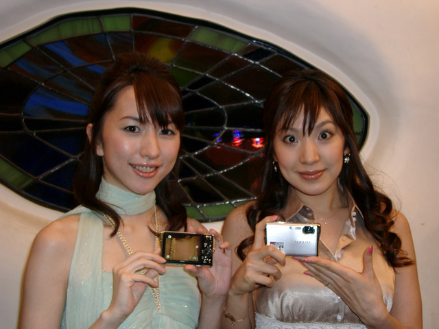 もうカメラ付き携帯はいらない!? ニコン、デジカメから写真を送るサービス「COOLPIX CONNECT」