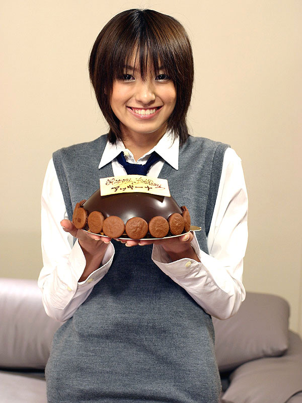 南明奈が超ミニスカ制服で18歳目前の全開トーク