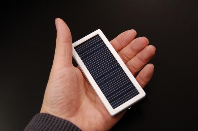 リンクス、ソーラー/AC/USBで充電可能！　iPodや携帯電話に対応するモバイルバッテリー