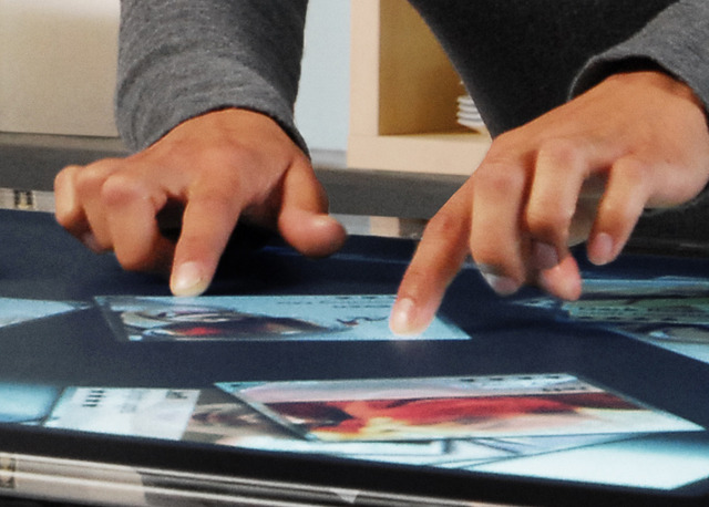 指で直感的操作ができるテーブル型の次世代情報端末——米マイクロソフトが「SurFace」を発表