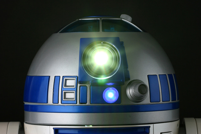 自宅でR2-D2と一緒に映画鑑賞！　ニッコー、DVDプレーヤー搭載の「R2-D2」型プロジェクター