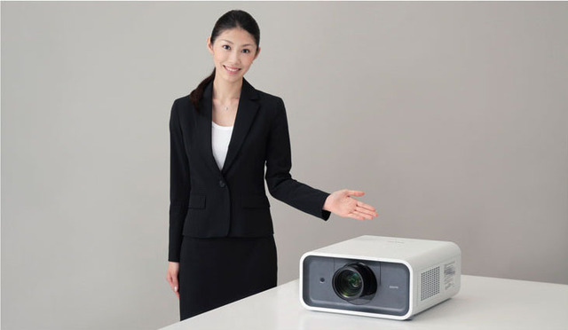 三洋、業界最高輝度6,500ルーメンの中型プロジェクター——高出力1灯ランプで業界最高光効率を実現