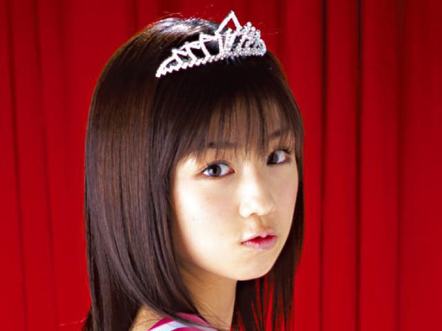 “ゆうこりん”が腰をフリフリ!? 人気アイドルが大胆ボディで魅せる