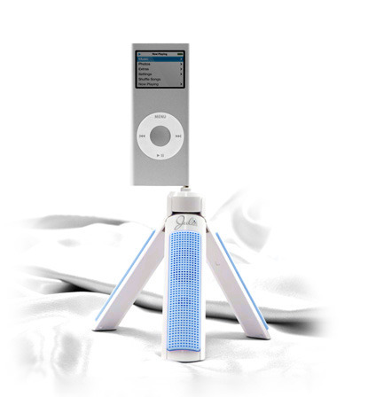 TUNEWEAR、スワロフスキーのラインストーンで装飾した三脚型ポータブルスピーカーなど女性向けiPodアクセサリ「Julia」シリーズ