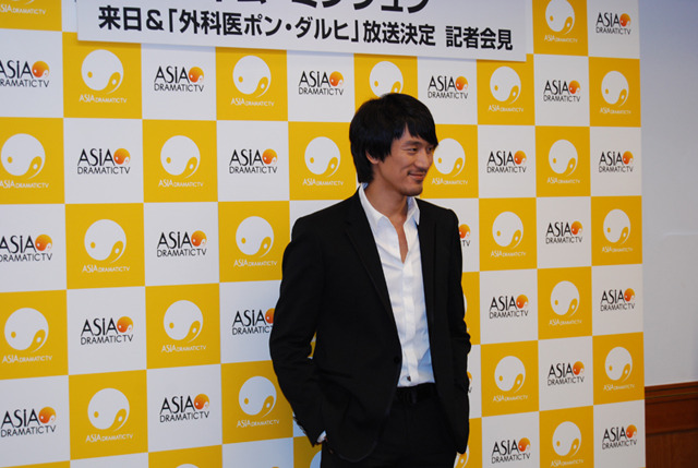 キム・ミンジュン(チェオクの剣)来日会見でPostPetのモモ妹が記者デビュー