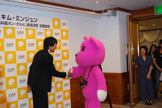 キム・ミンジュン（チェオクの剣）来日会見でPostPetのモモ妹が記者デビュー