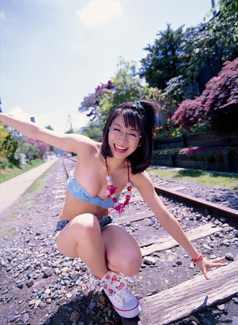 メガネっ娘・時東ぁみが“特製野菜ビキニ”で限界ショットに挑戦