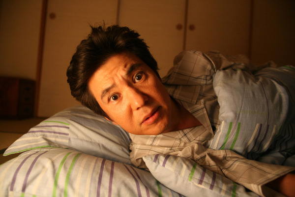 関根勤が“バーチャルお父さん”に。布団も一緒に入っちゃう!?