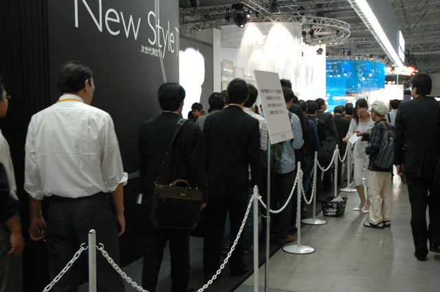 【CEATEC 2007 Vol.9】薄型から超薄型へ！厚さ22mmの次世代薄型テレビの試作品が展示中＜更新：動画追加＞