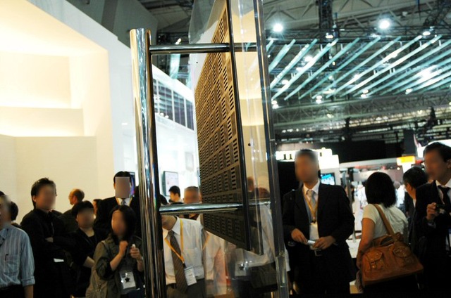 【CEATEC 2007 Vol.9】薄型から超薄型へ!厚さ22mmの次世代薄型テレビの試作品が展示中<更新:動画追加>