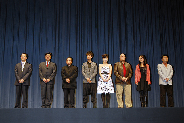 【第20回東京国際映画祭】美少女・林丹丹がチャイナドレスで花束贈呈