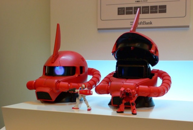 ソフトバンク、世界最大の充電器？—シャア専用ケータイ他、プレミアムな秋冬モデル11機種を発表