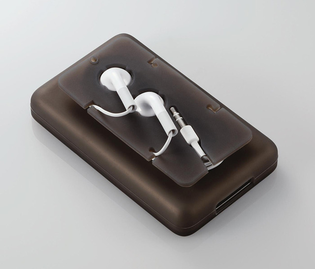 エレコム、背中にイヤホンをすっきり収納！　iPod nano/classic/touch用シリコンケース＆液晶保護フィルムセット