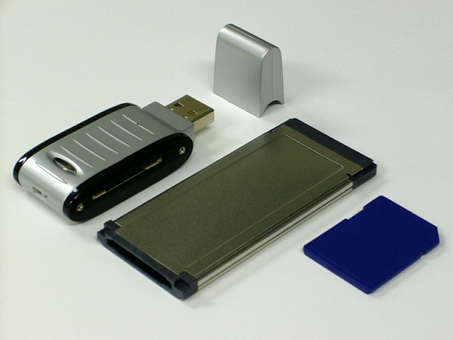 クラムワークス、内蔵HDDを使用せずOSを起動できるLinux搭載メモリカード——ExpressCard/USB接続対応