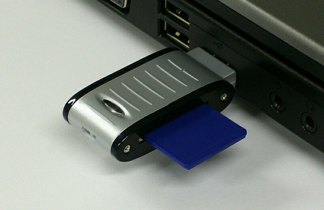 クラムワークス、内蔵HDDを使用せずOSを起動できるLinux搭載メモリカード——ExpressCard/USB接続対応