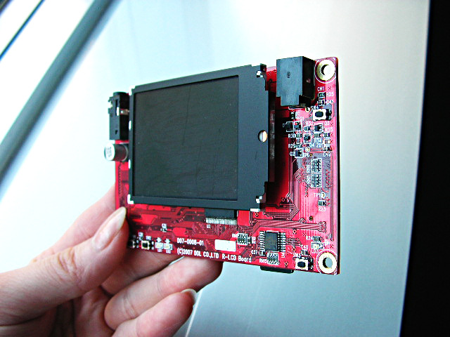 使用済みケータイのLCDをリサイクル——省電力、超小型汎用PCボード「DVIEW」