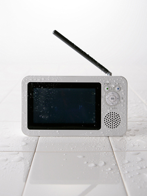 三洋、雨を気にせず屋外で「ワンセグ」を楽しみたい人へ——ポータブル液晶テレビ