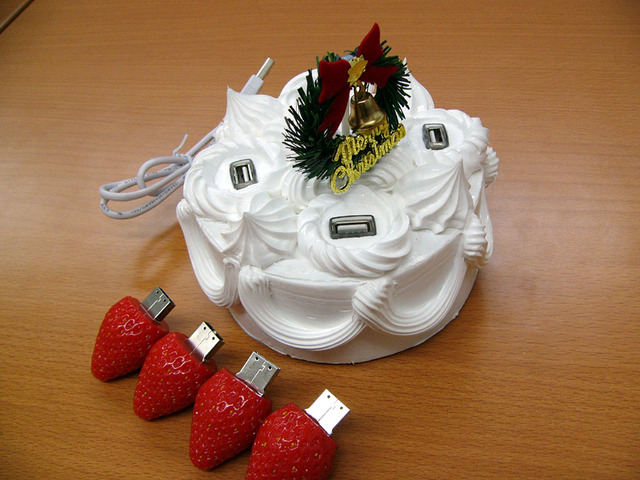 期間・数量限定! クリスマスケーキ型のUSBハブ予約受付開始、ソリッドアライアンス