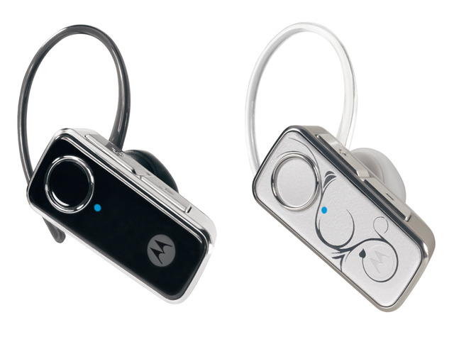 モトローラ、メタリックデザインのイヤーフック式Bluetoothヘッドセット