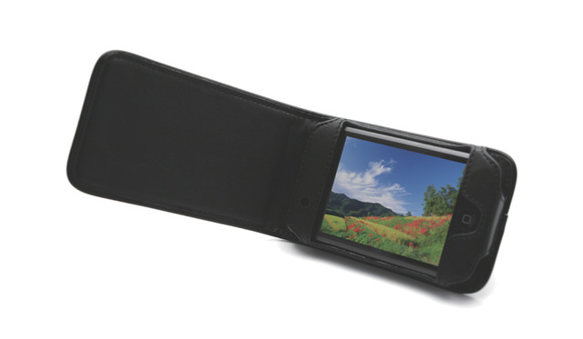 iPod touchの動画や写真をデスクに置いて楽しめる! フォーカルポイント、本革製フリップキャリングケース