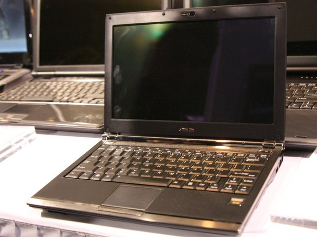 【CES 2008 Vol.14】新型Eee PC？ ではなく普通の新型PCだったASUS U2E