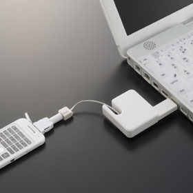コンパクトに収納できるケータイ用USB充電器——ドコモ/au/ソフトバンク対応