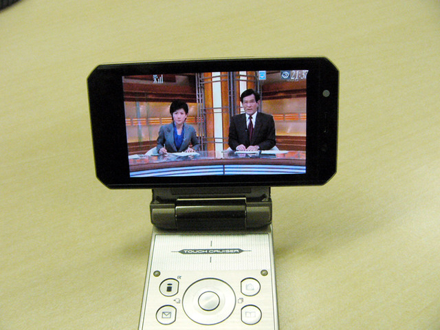 ドコモ、AQUOS液晶とドルビー搭載のワンセグ携帯電話——SH905iTVフォトレポート