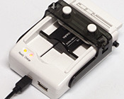 デジカメ/ビデオカメラ用バッテリやケータイ/DS Liteなどを充電できるマルチ充電器