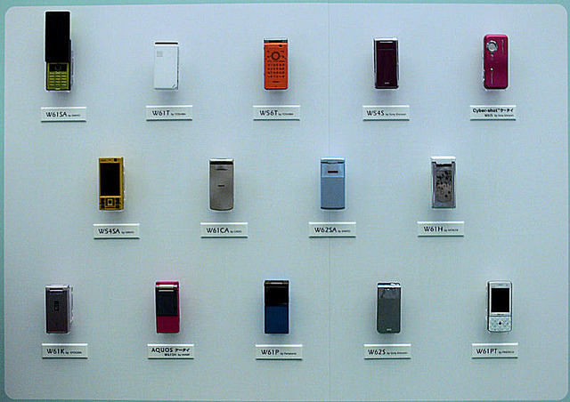 au 2008年春モデル写真で詳しく——スポーツ、カメラ検索、映画ダウンロード、etc.