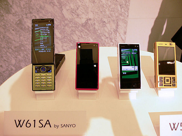au 2008年春モデル写真で詳しく——スポーツ、カメラ検索、映画ダウンロード、etc.