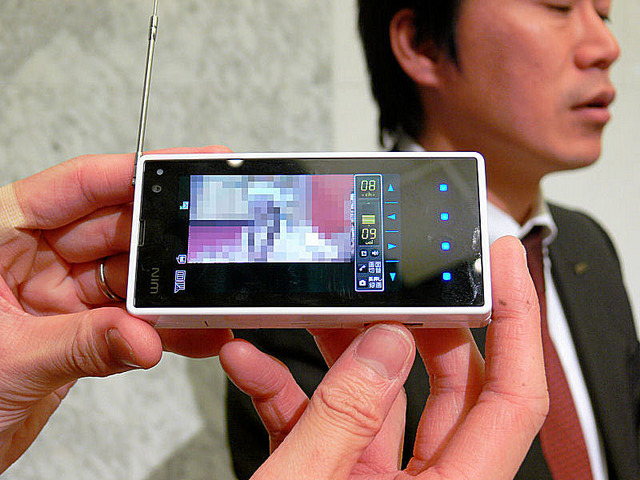 au 2008年春モデル写真で詳しく——スポーツ、カメラ検索、映画ダウンロード、etc.