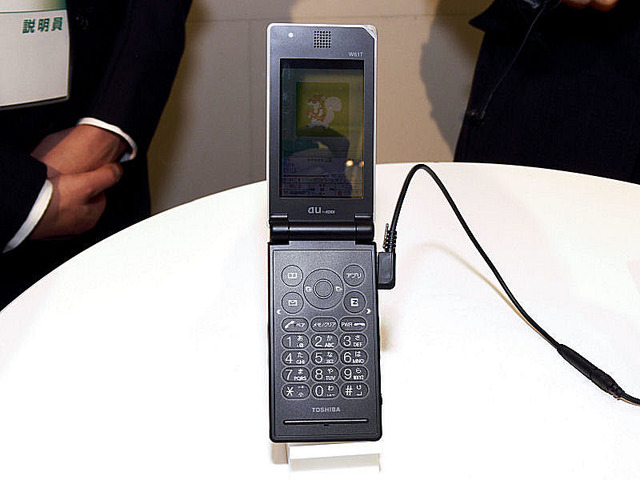 au 2008年春モデル写真で詳しく——スポーツ、カメラ検索、映画ダウンロード、etc.