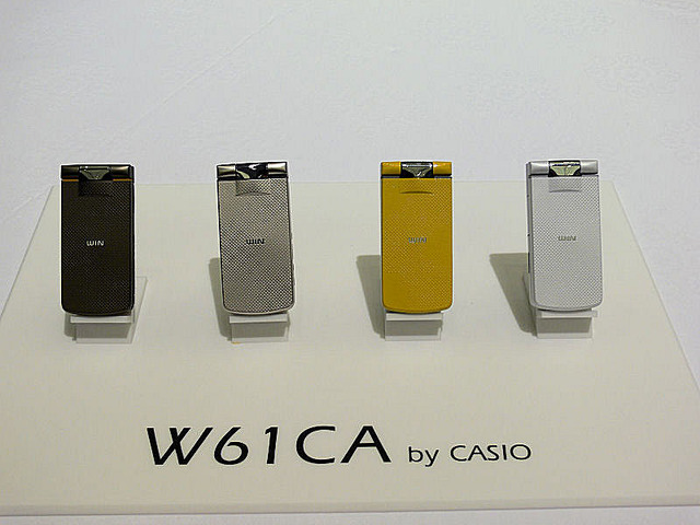 au 2008年春モデル写真で詳しく——スポーツ、カメラ検索、映画ダウンロード、etc.
