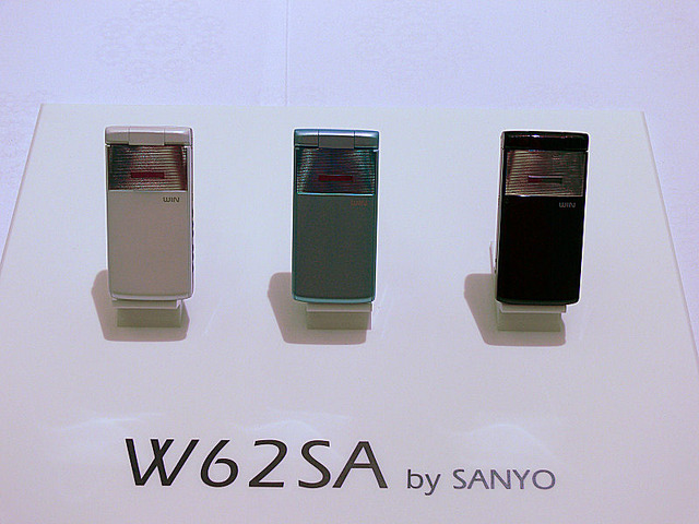 au 2008年春モデル写真で詳しく——スポーツ、カメラ検索、映画ダウンロード、etc.