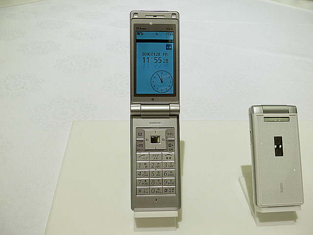 au 2008年春モデル写真で詳しく——スポーツ、カメラ検索、映画ダウンロード、etc.