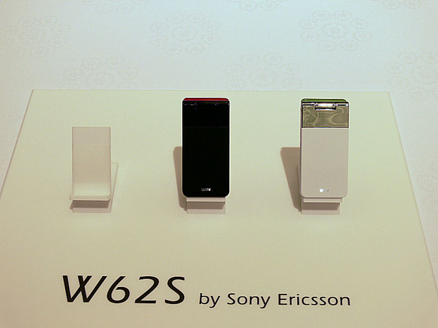 au 2008年春モデル写真で詳しく——スポーツ、カメラ検索、映画ダウンロード、etc.
