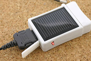 世界初のケータイ用ソーラー充電器ストラップ! 繰り返し500回充電可能で1,995円