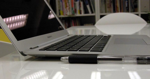 【フォトレポート】MacBook Airが編集部にやってきた!