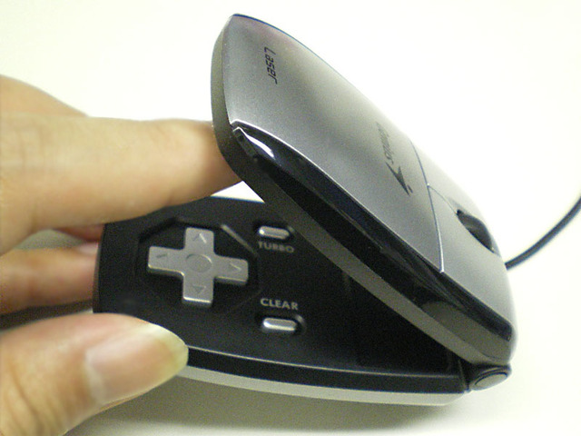 あっという間にゲームコントローラーに変形するレーザーマウス
